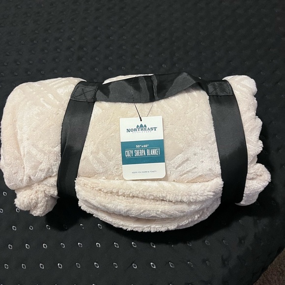 Northeast Outfitters 50x60 Cozy Sherpa Blanket Cream colored pattern - Picture 1 of 5